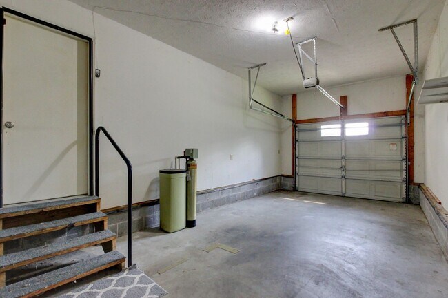Building Photo - 2104 Pea Ridge Rd