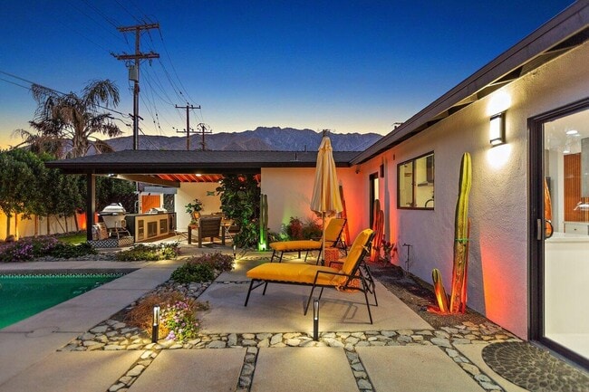 Building Photo - 565 W Yorba Rd