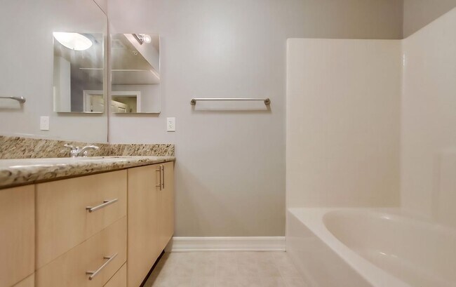 Building Photo - Beautiful & Spacious 2BD/2BA Condo - Central A/C & Heat, Washer/Dryer - Underground Parking - Gat...