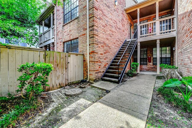 Building Photo - 2255 Braeswood Park Dr