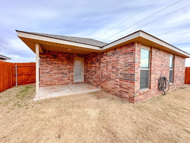 Building Photo - 3/2/2 Home in Windstone!