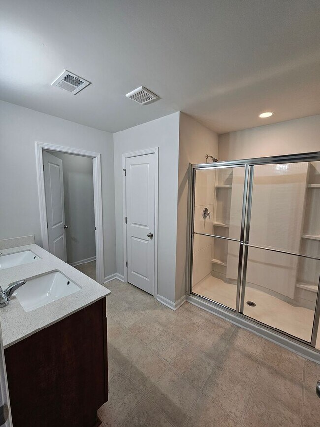 Building Photo - Spacious Two-Story Living on a Premium Lot...