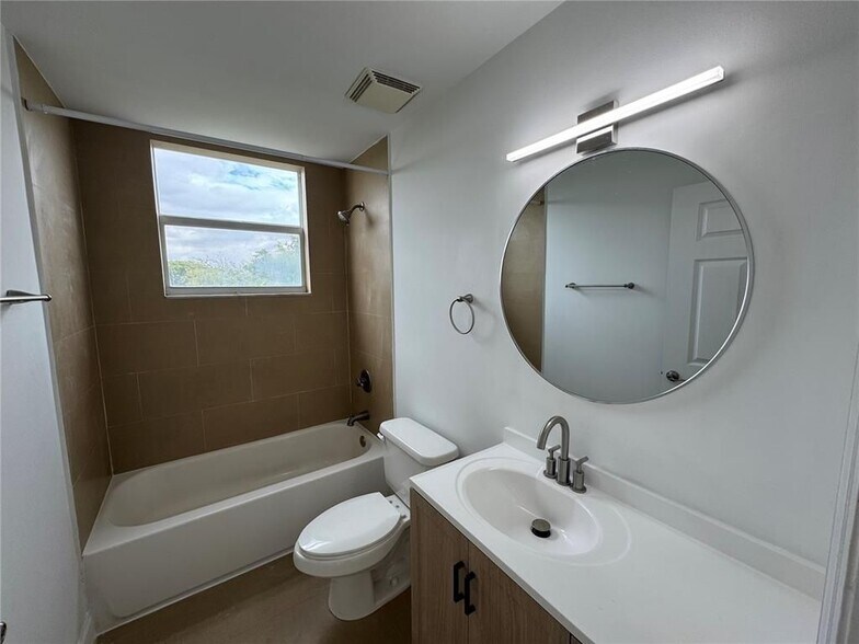 Building Photo - 529 NE 62nd St