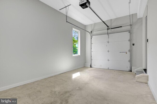 Building Photo - 6226 Kellogg Dr