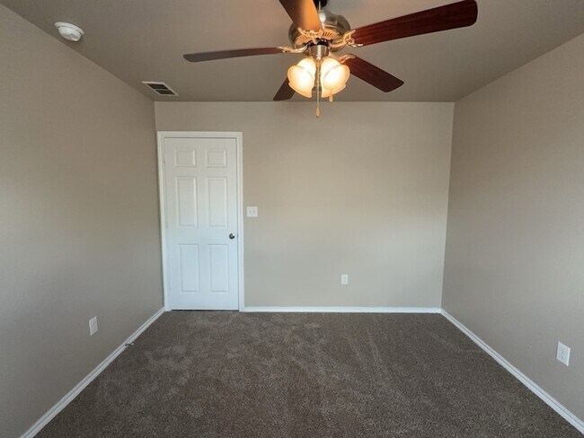 Building Photo - 704 E College St