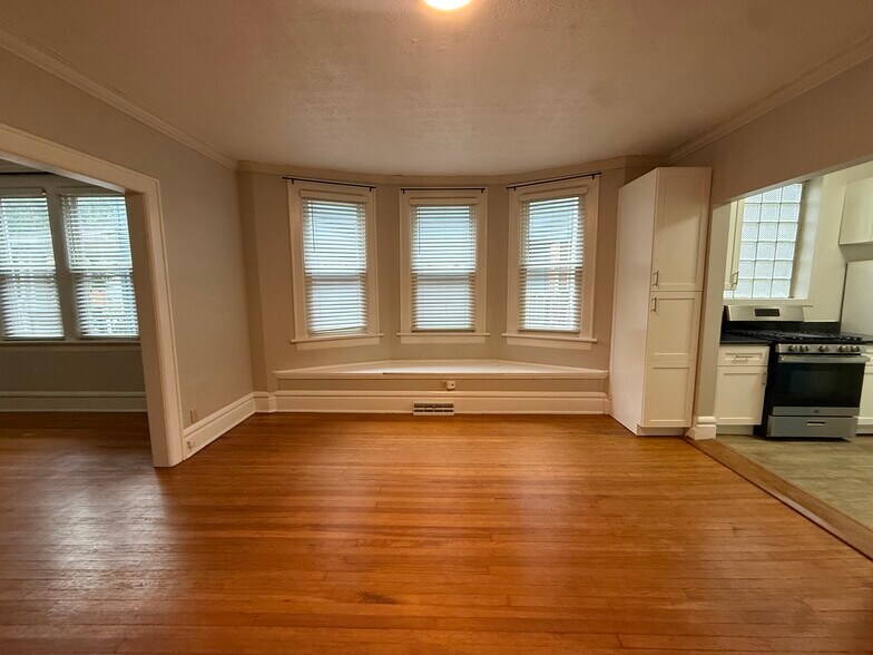 Building Photo - 425 Reinhard Ave