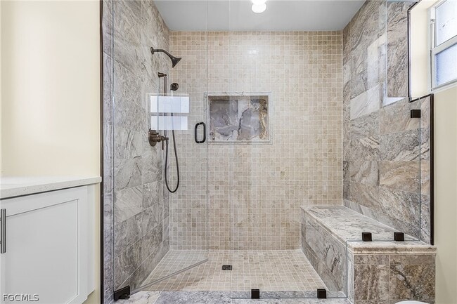 Building Photo - 527 SE 6th Ave