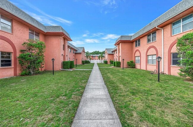 Building Photo - 251 SW Lincoln Cir N