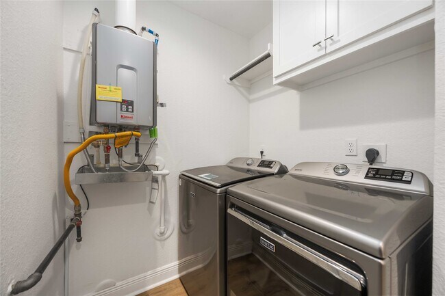 Building Photo - 2011 De Milo Dr