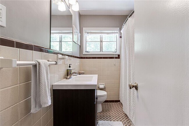 Building Photo - 4293 Rickenbacker Way NE