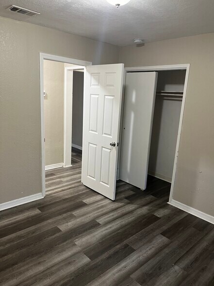 Middle bedroom - 2310 E Minnehaha St