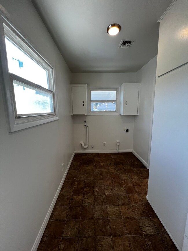 Building Photo - 3 Bed 2 Bath Home For Rent in an Excellent...