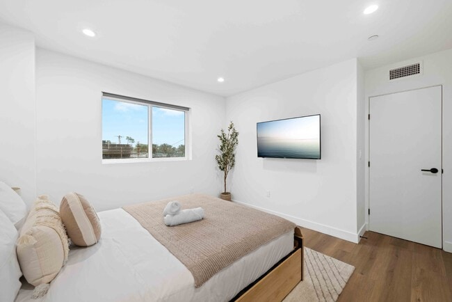 Building Photo - RECENTLY BUILT TOWNHOME | 4 BED 5 BATH | GARAGE