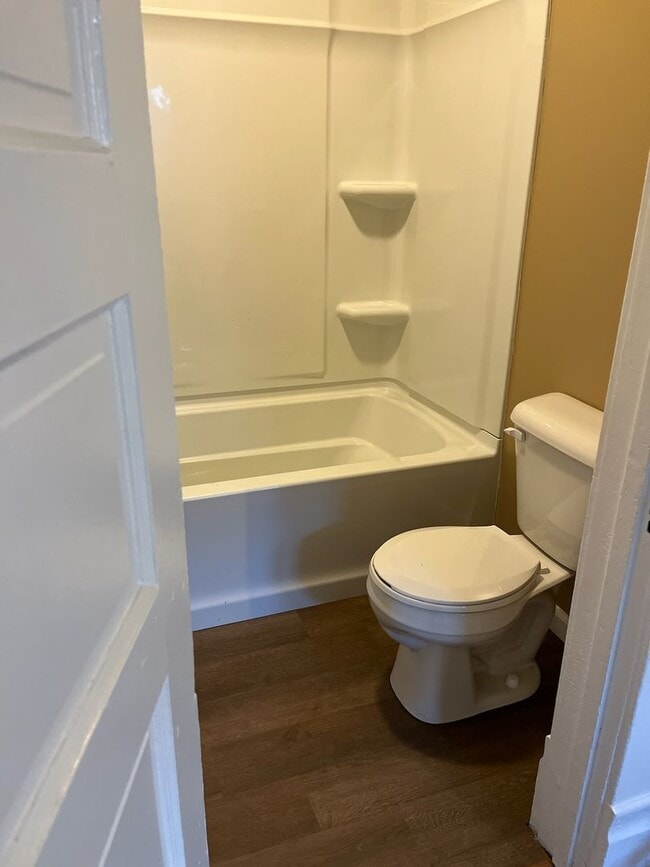 Building Photo - Large 4 Bedroom House