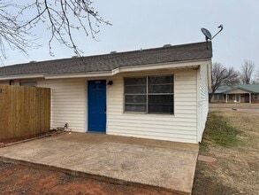 Building Photo - 2 bed one bath duplex in Blanchard!