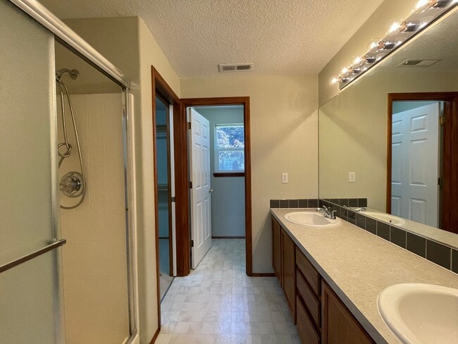 Building Photo - Bright 3 Bedroom 2.5 Bathroom House ~ Wash...