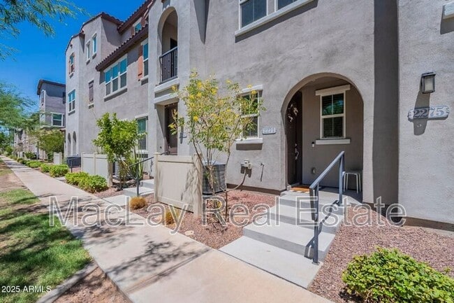 Building Photo - 2271 E Hidalgo Ave