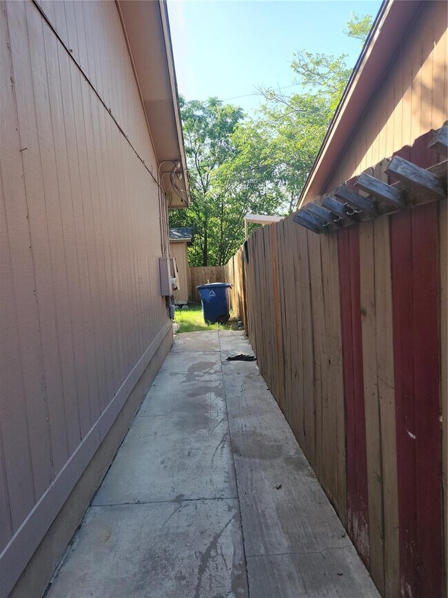 Building Photo - 905 Fieldwood Dr