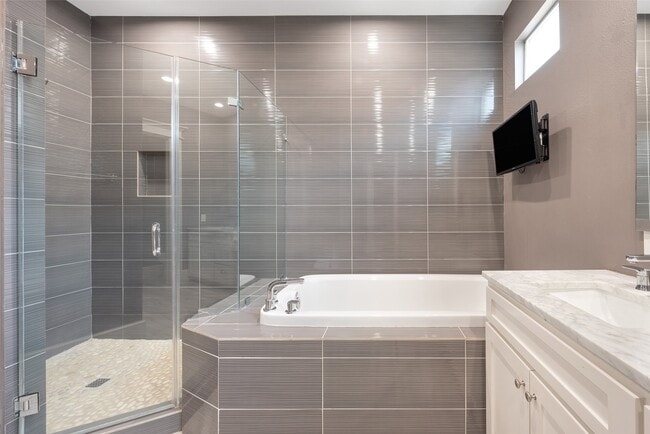 Building Photo - 212 W 6th St