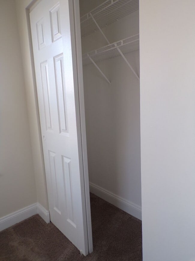 Building Photo - Odenton, 3 level twhs, end unit, Master su...