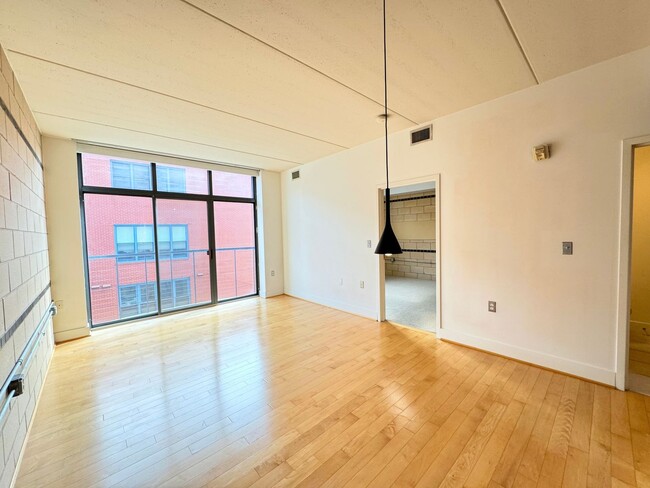 Building Photo - STYLISH 1 BED + DEN 1.5 BA and BALCONY  in...