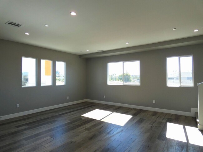 Building Photo - 1626 S La Brea Ave