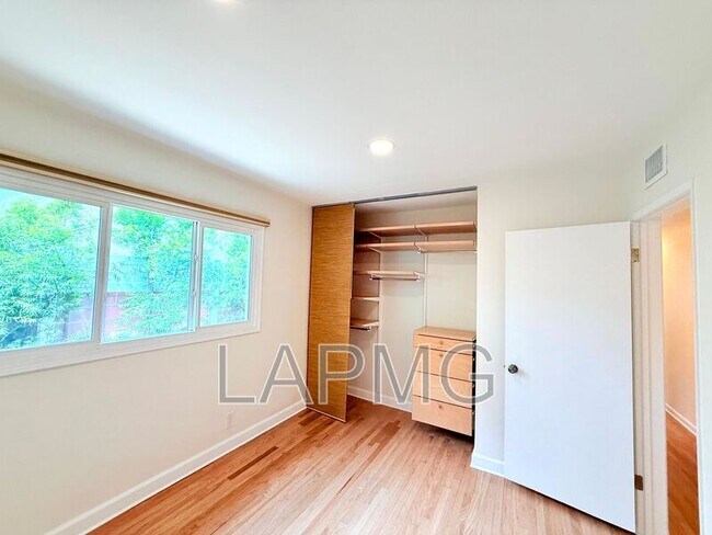 Building Photo - 16457 Gledhill St