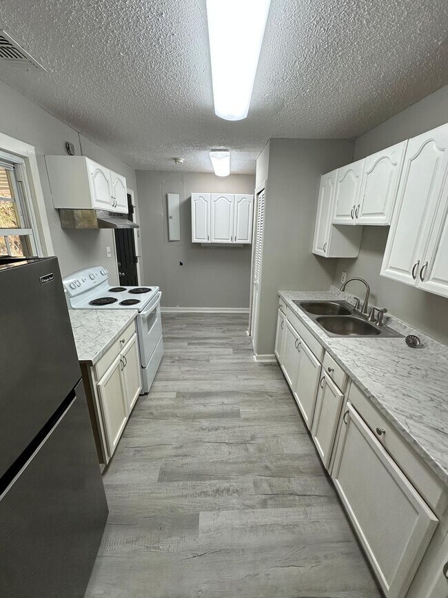 Building Photo - 2932 Abelia Dr