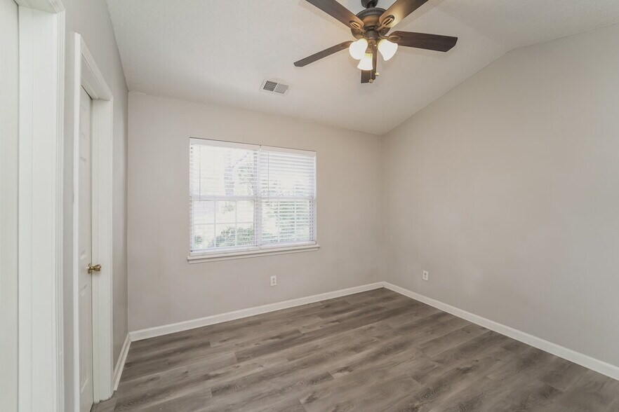 Building Photo - 10142 Forest Landing Dr