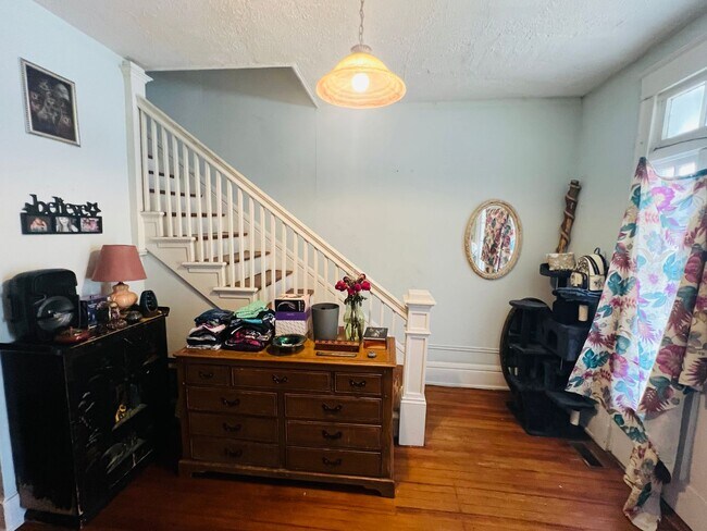 Building Photo - Charming 3bdrm/1.5bth Home Conveniently Lo...