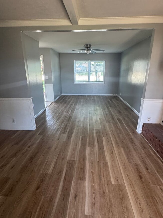 Building Photo - 3 Bedroom 2 Bath Home
