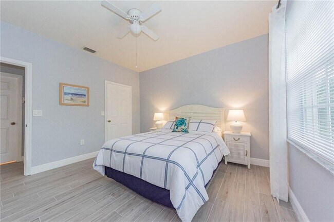 Large bedroom - 2352 57th Cir