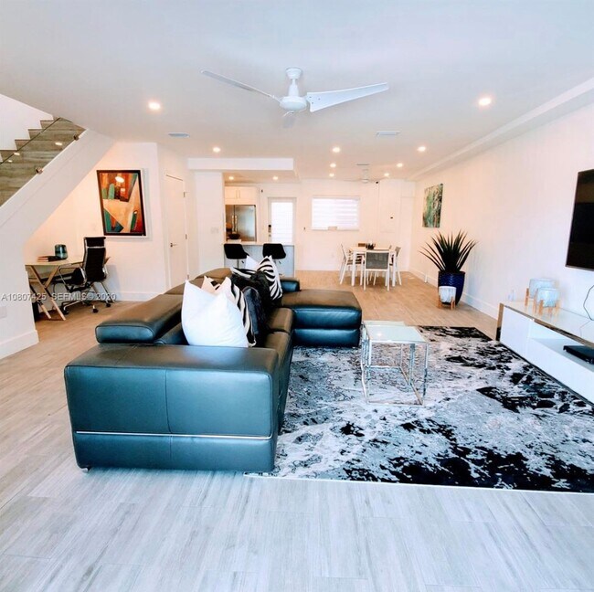 Building Photo - Beautiful waterfront townhouse in the heart of Miami