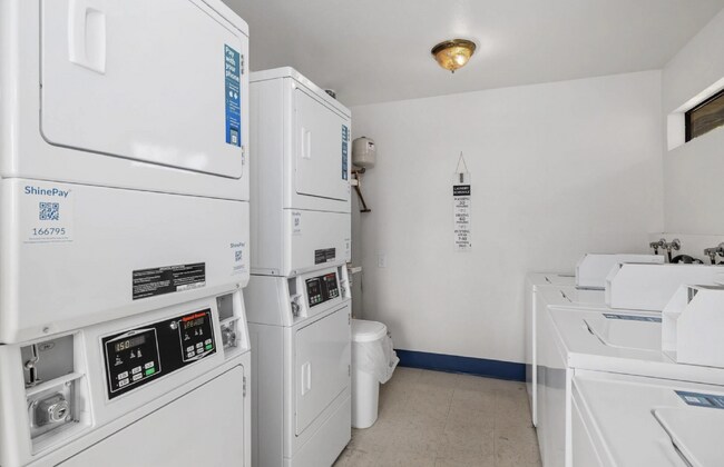 Building Photo - $2,695 - 2 Bed 2 Bath updated Condo in Del Cerro