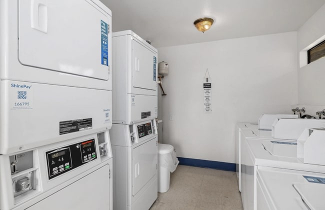 Building Photo - $2,700 - 2 Bed 2 Bath Condo in Del Cerro