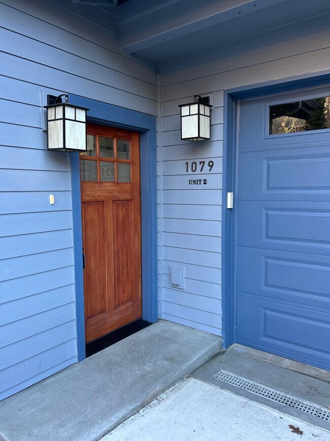 Building Photo - 1079 NW Quincy Ave