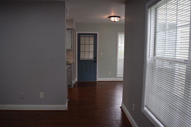 Building Photo - 606 Glenleaf Dr