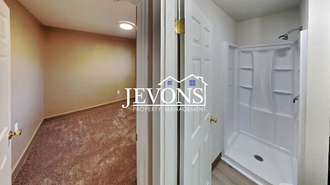 Building Photo - 812 S 10th Ave