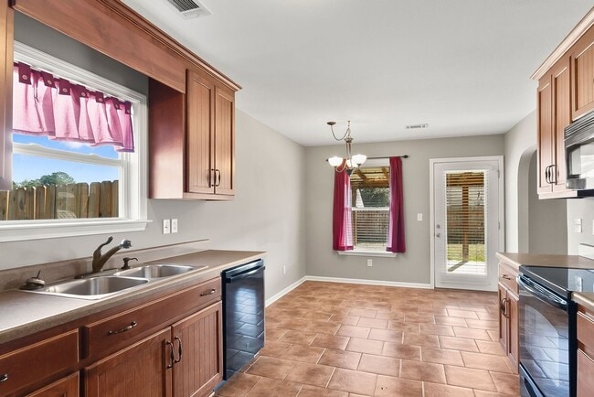 Building Photo - Cozy 3 Bed 2 Bath Home Available Now thru July 2026!