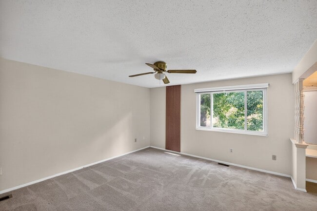Building Photo - Bright and spacious 4Bd/2.5Bth haven located in a peaceful cul-de-sac!