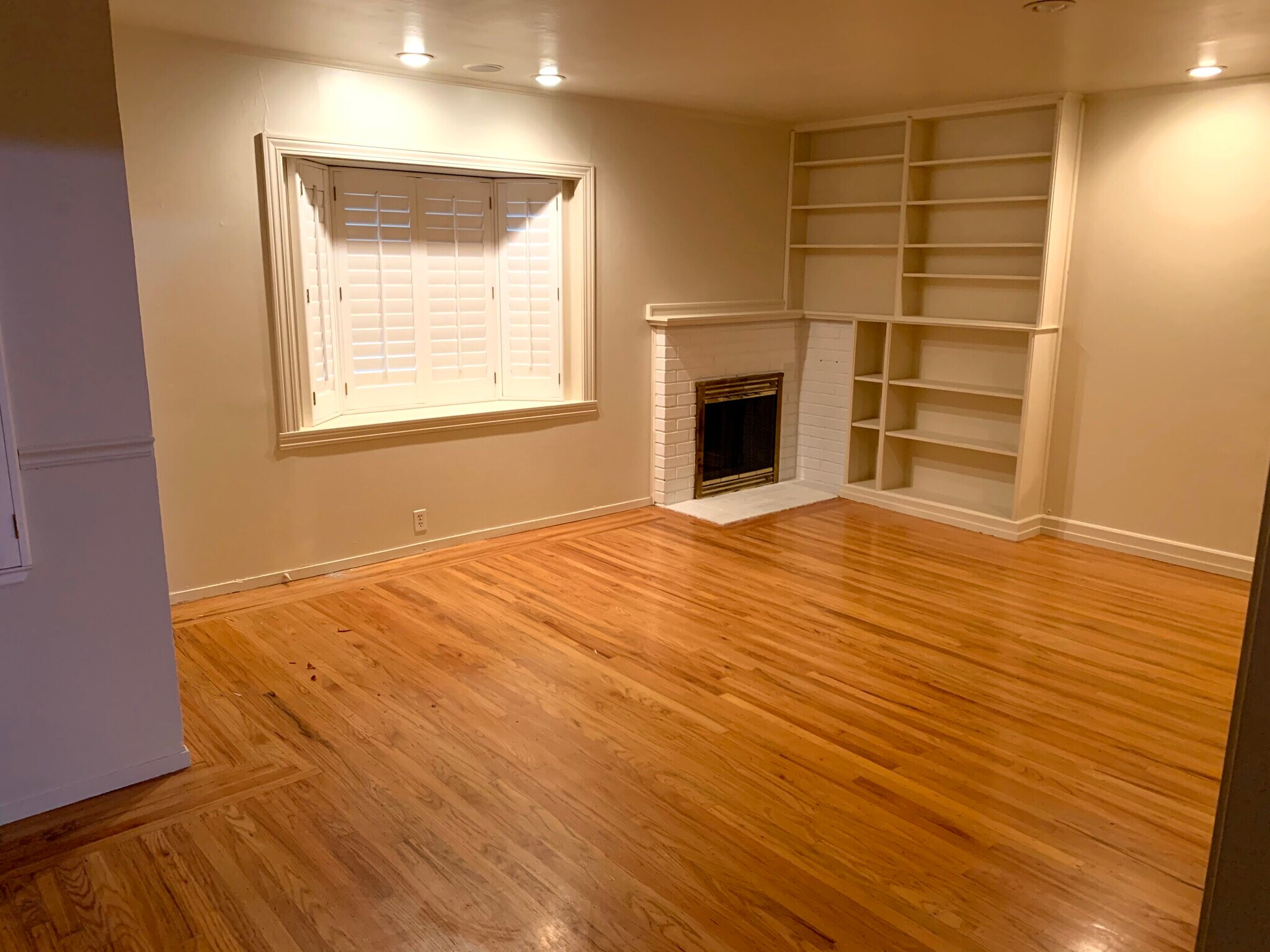 Living room with bay window and built-in bookshelves - 111 Sequoia Ave