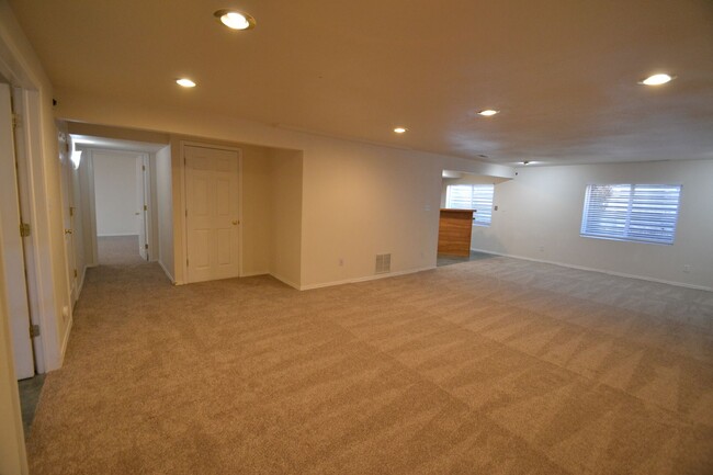 Building Photo - 4 Bed Ranch with Finished Basement 1 Minut...