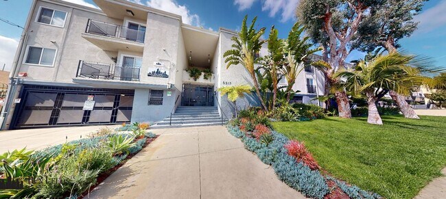 Interior Photo - 5317-5311 Denny Ave