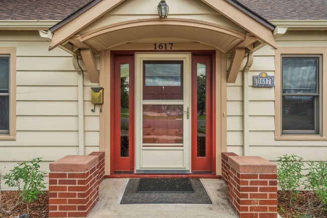 Building Photo - Main Level Living Near UC Health and Olymp...