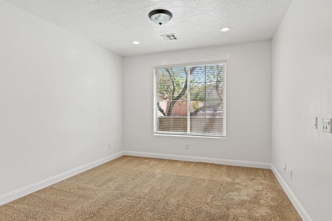 Building Photo - 3 bedroom, 2.5 bathroom St. George Home