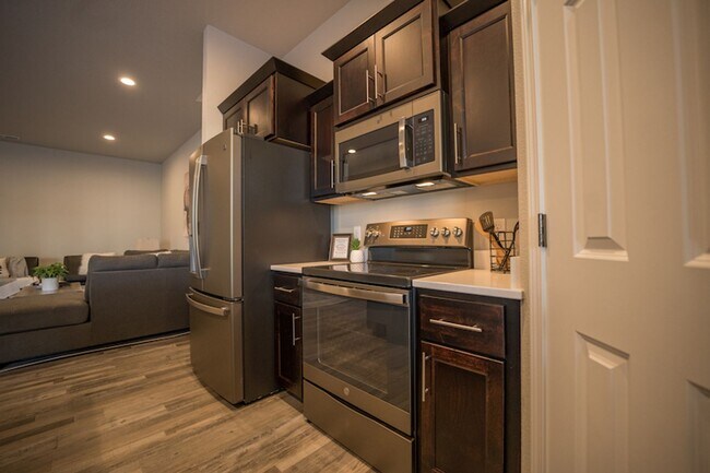 Building Photo - One-Level Carefree Living in a quiet and i...