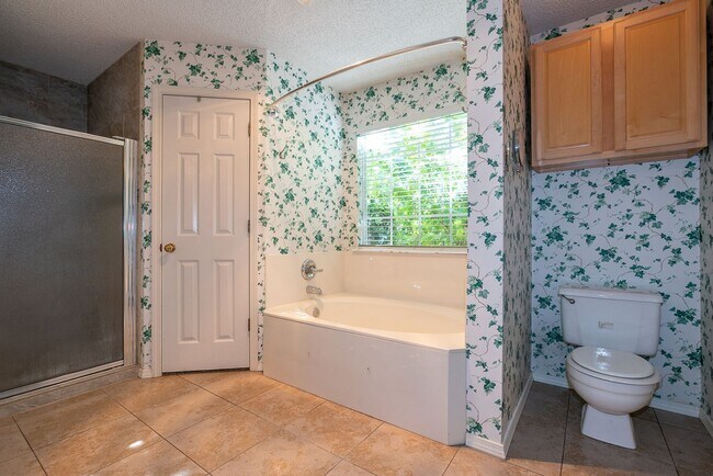 Building Photo - Charming 3 bedroom home with cozy fireplac...