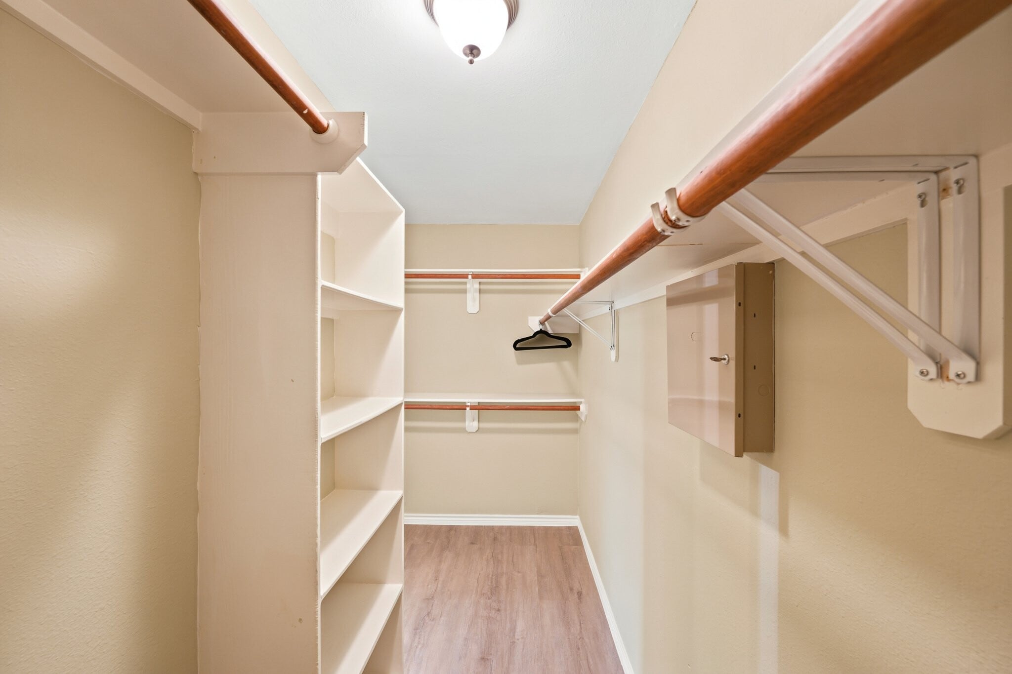 Building Photo - 3565 Dreyfus St