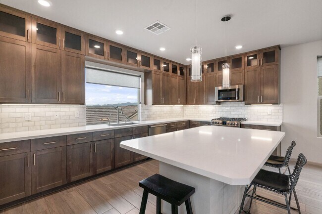 Building Photo - stunning 3-bedroom, 2.5-bathroom Tri Level Home