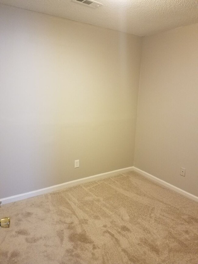 Building Photo - Cozy Townhome in Newport News